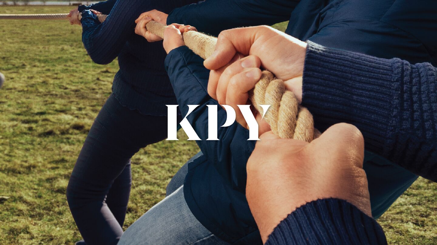 Köydenvetoa, edessä KPY:n logo